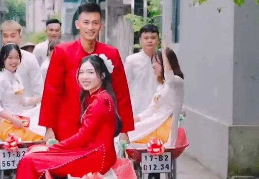 Chú rể Thái Bình đem xe rùa chở sính lễ khiến nhà gái ngỡ ngàng-1