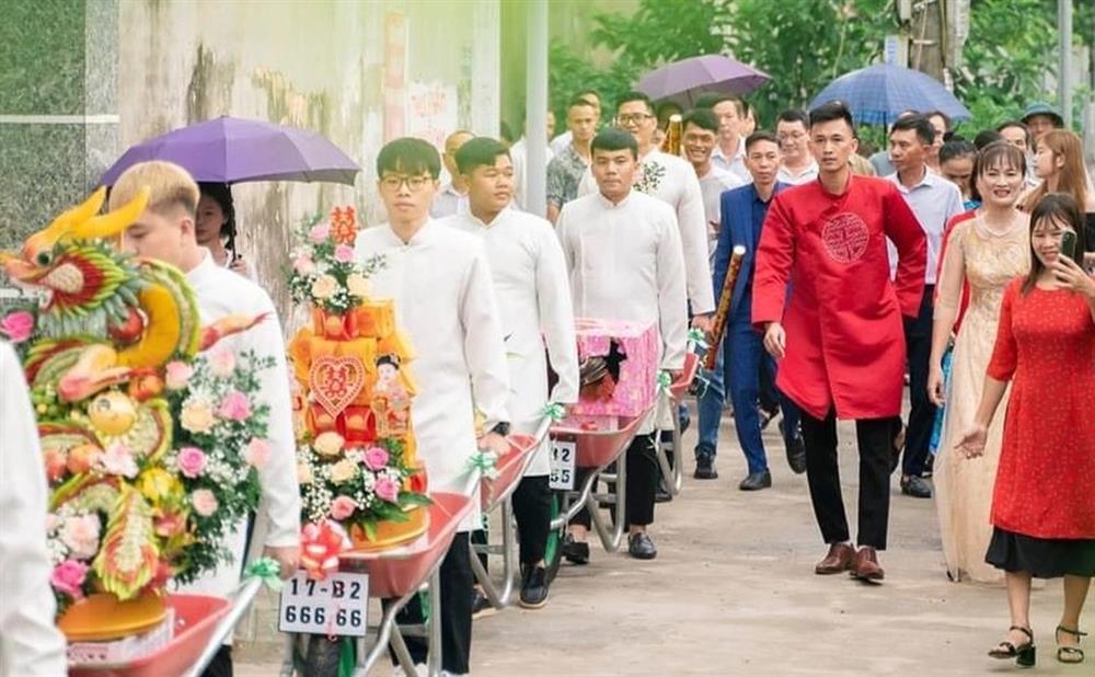 Chú rể Thái Bình đem xe rùa chở sính lễ khiến nhà gái ngỡ ngàng-2