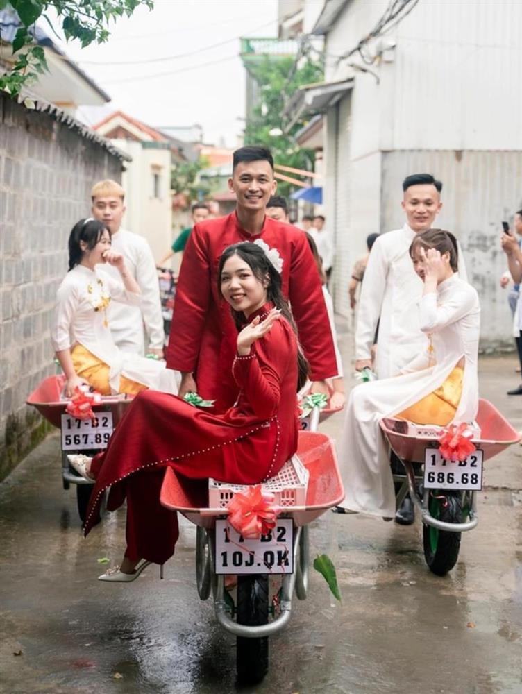 Chú rể Thái Bình đem xe rùa chở sính lễ khiến nhà gái ngỡ ngàng-4