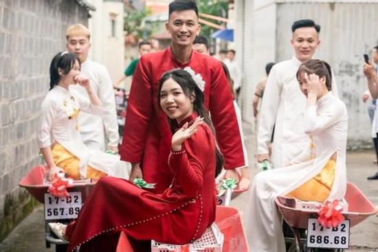 Chú rể Thái Bình đem xe rùa chở sính lễ khiến nhà gái ngỡ ngàng