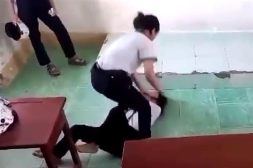 Nhìn không thiện cảm, hai nữ sinh Cà Mau đánh nhau ngay trong lớp học-1