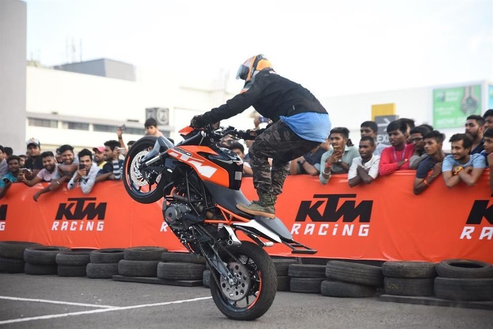 Hiểm họa khôn lường từ thú vui vặn ga hết cỡ, làm xiếc trên mô tô-1