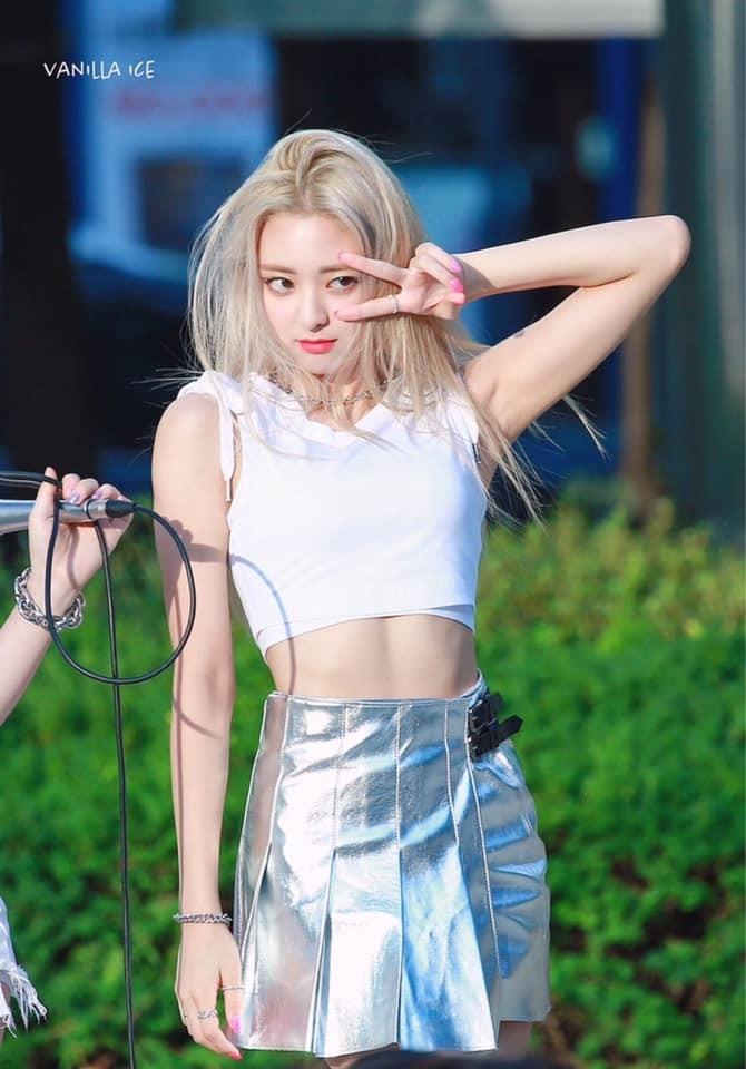 Nữ ca sĩ tạo cơn sốt nhờ vòng eo bé xíu-7