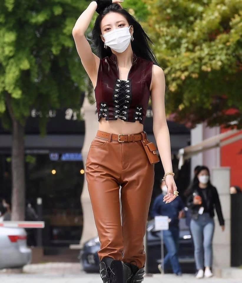 Nữ ca sĩ tạo cơn sốt nhờ vòng eo bé xíu-9