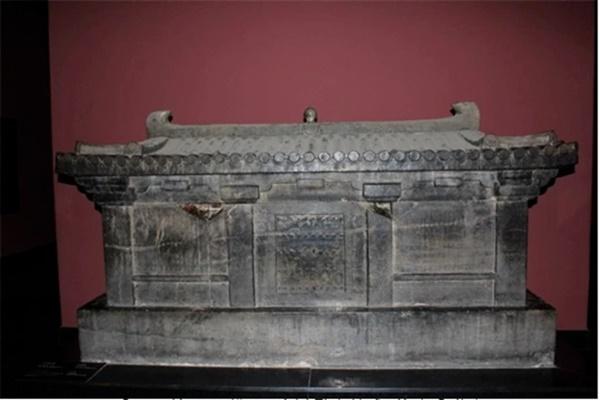 Bỏ hơn 3,3 triệu đồng thuê khách sạn toàn quan tài và hũ tro cốt, ai dám ở?-2