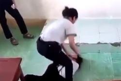 Nhìn không thiện cảm, hai nữ sinh Cà Mau đánh nhau ngay trong lớp học