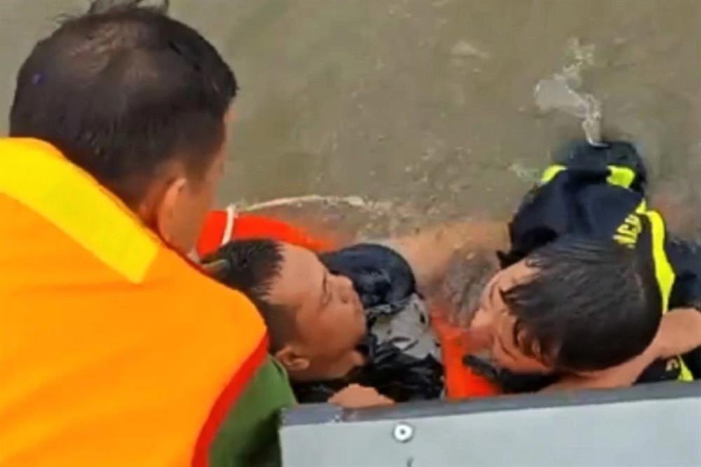 Cảnh sát nhảy xuống sông ở TPHCM cứu nam thanh niên đuối nước-1