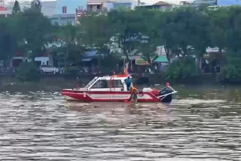 Cảnh sát nhảy xuống sông ở TPHCM cứu nam thanh niên đuối nước-2