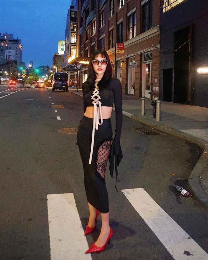 Ninh Dương Lan Ngọc thả dáng với đầm hở lạ, gây chú ý giữa khu phố Tây-1