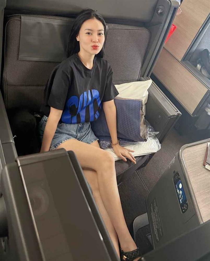 Ninh Dương Lan Ngọc thả dáng với đầm hở lạ, gây chú ý giữa khu phố Tây-3