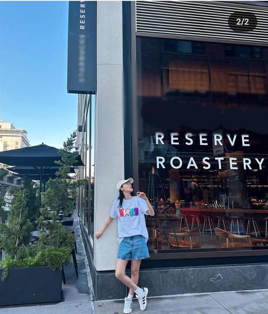 Ninh Dương Lan Ngọc thả dáng với đầm hở lạ, gây chú ý giữa khu phố Tây-4