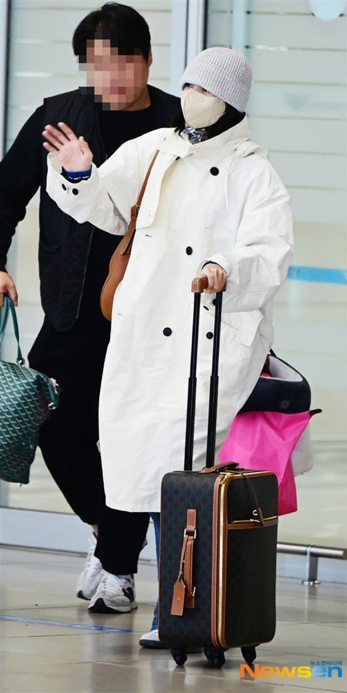 Lisa nhóm BlackPink mệt mỏi sau ồn ào diễn ở hộp đêm thoát y-5