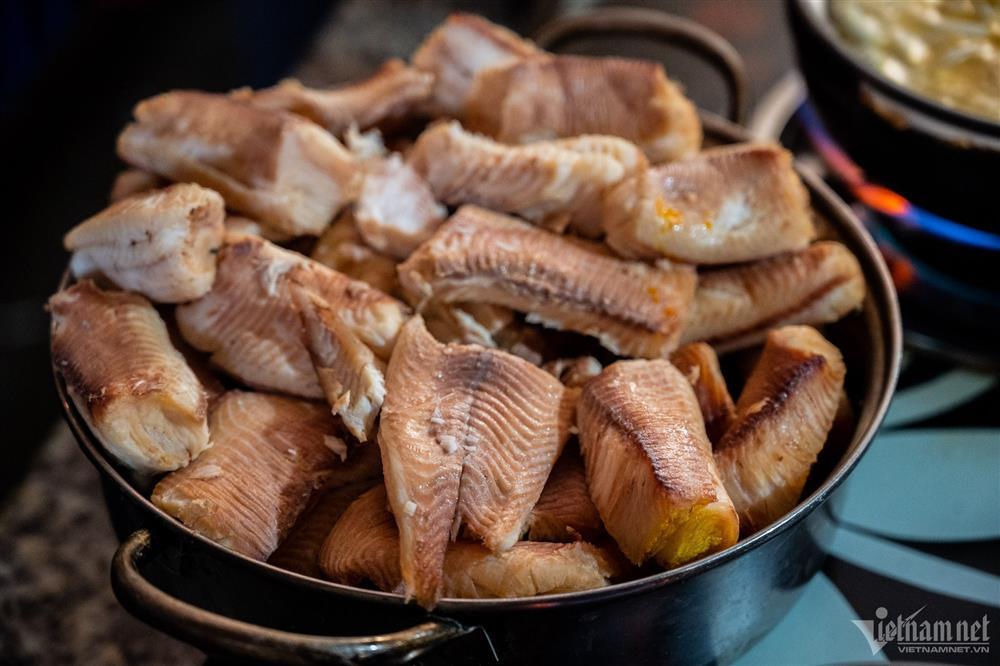 Bánh canh cá lóc sôi sùng sục trong thố, khách xuýt xoa thưởng thức ở Măng Đen-2