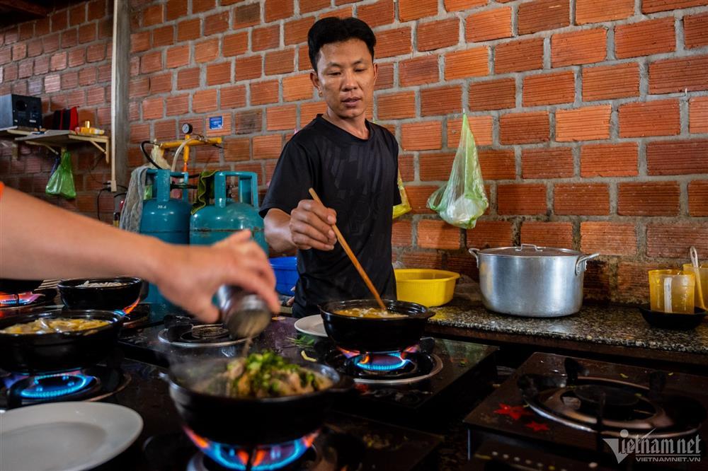 Bánh canh cá lóc sôi sùng sục trong thố, khách xuýt xoa thưởng thức ở Măng Đen-3