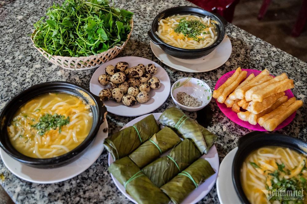 Bánh canh cá lóc sôi sùng sục trong thố, khách xuýt xoa thưởng thức ở Măng Đen-4