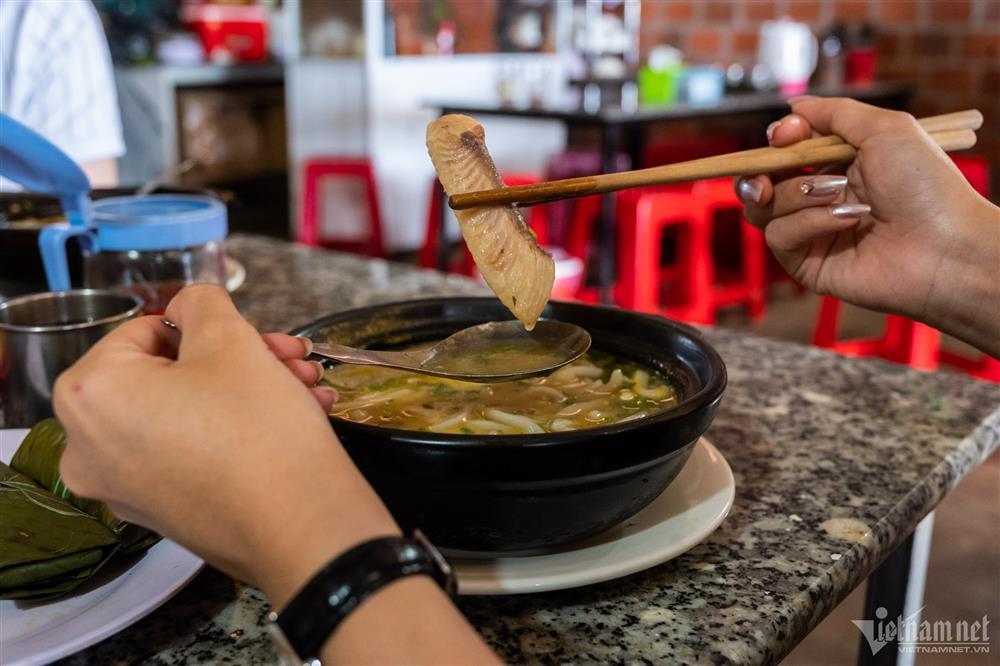 Bánh canh cá lóc sôi sùng sục trong thố, khách xuýt xoa thưởng thức ở Măng Đen-5