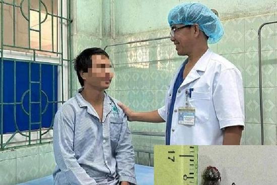 Người đàn ông bất ngờ bị đạn 'lạc' vào ngực khi làm rẫy