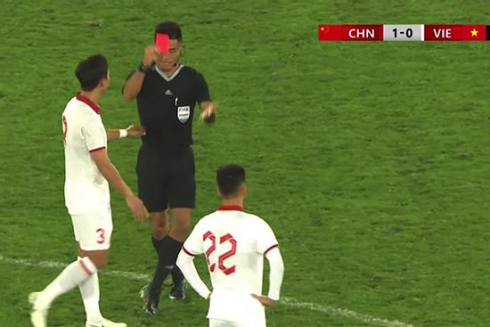 Tiến Linh đáng nhận thẻ đỏ ở trận Việt Nam 0-2 Trung Quốc