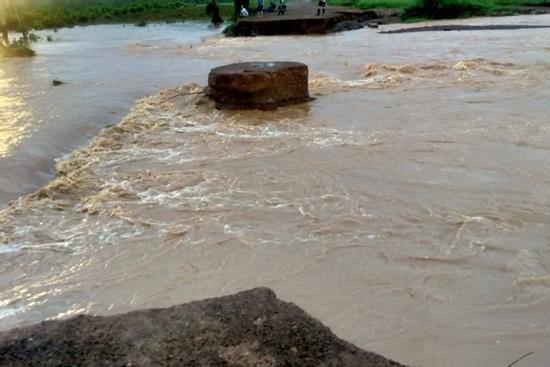 Giải cứu 4 người bị nước lũ cô lập ở Gia Lai
