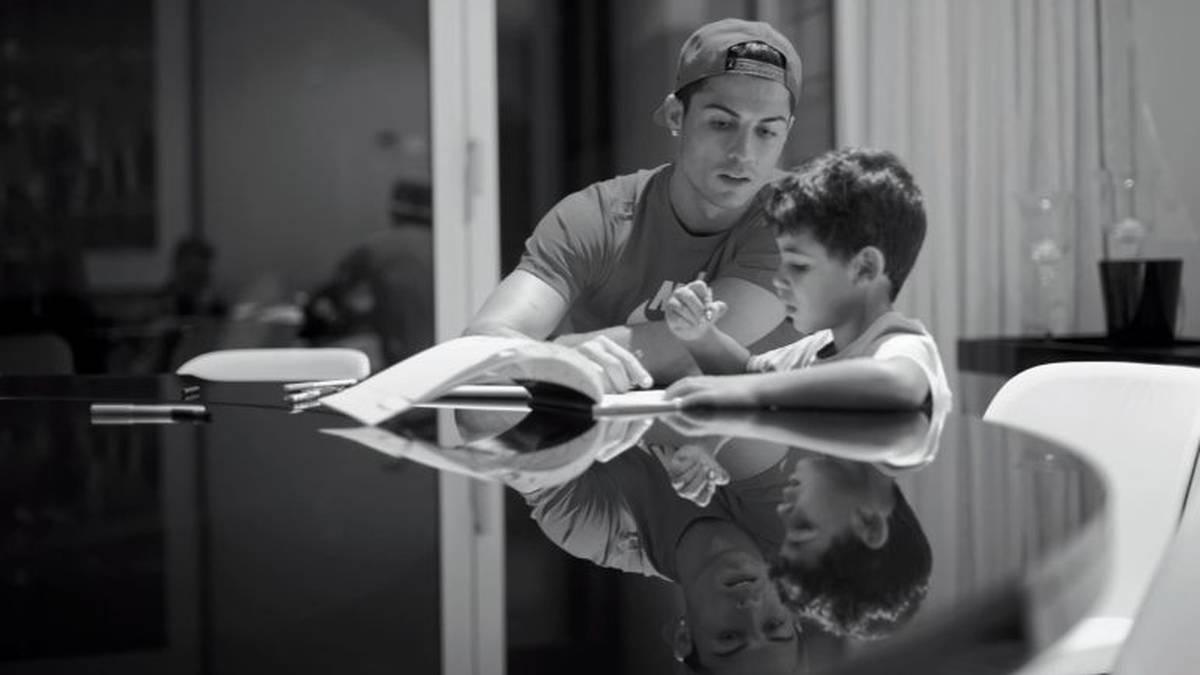 Từ gia đình Beckham, Taylor Swift đến Harry - Meghan: Được gì khi tiết lộ đời tư trên phim tài liệu?-7