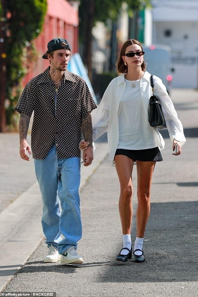 Justin Bieber lấy lại vẻ ngoài phong độ khi cùng bà xã Hailey Baldwin xuống phố-1
