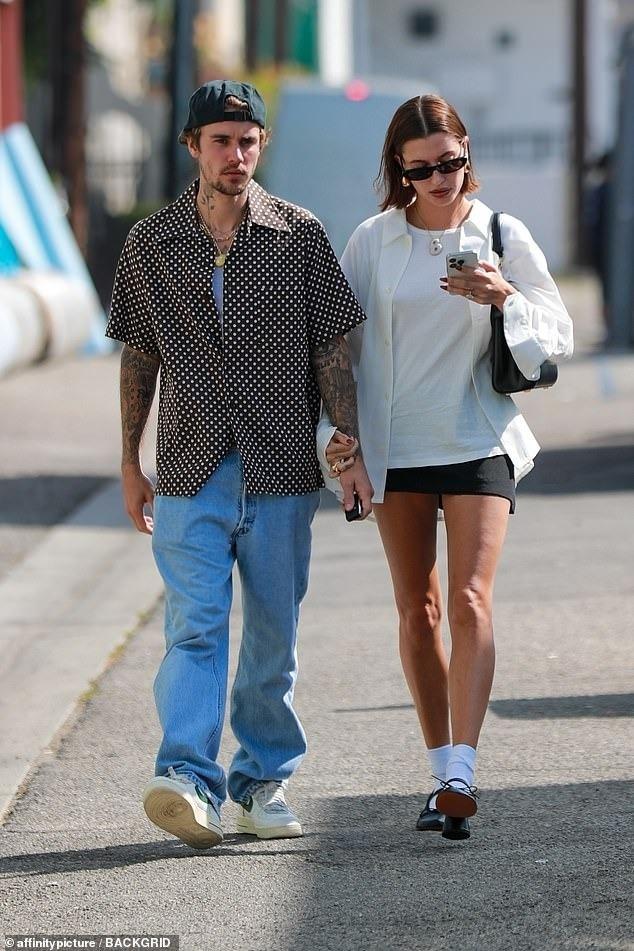 Justin Bieber lấy lại vẻ ngoài phong độ khi cùng bà xã Hailey Baldwin xuống phố-2