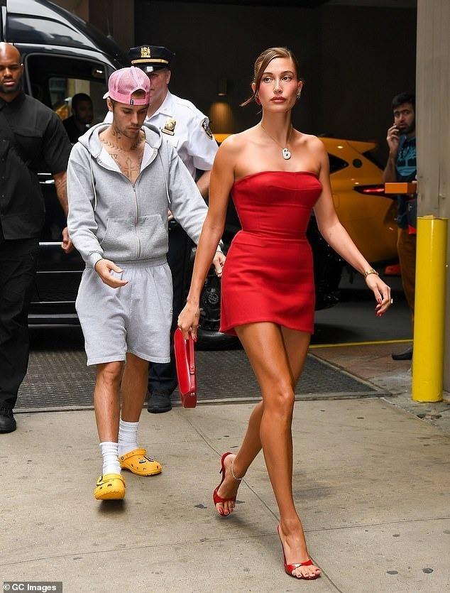 Justin Bieber lấy lại vẻ ngoài phong độ khi cùng bà xã Hailey Baldwin xuống phố-4