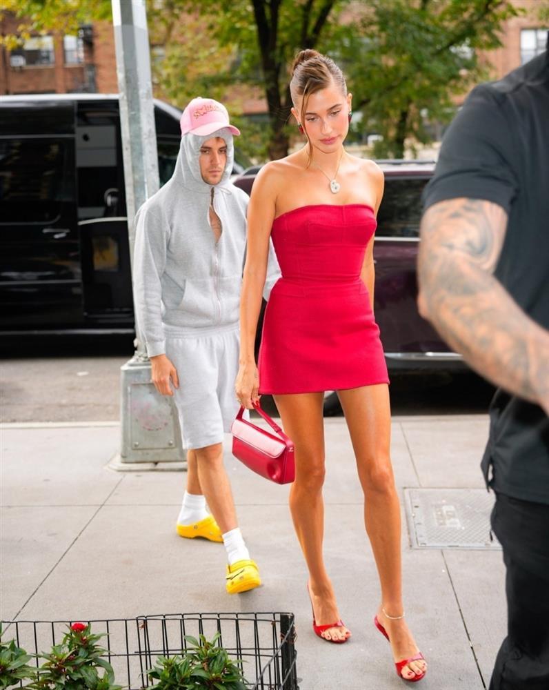 Justin Bieber lấy lại vẻ ngoài phong độ khi cùng bà xã Hailey Baldwin xuống phố-5