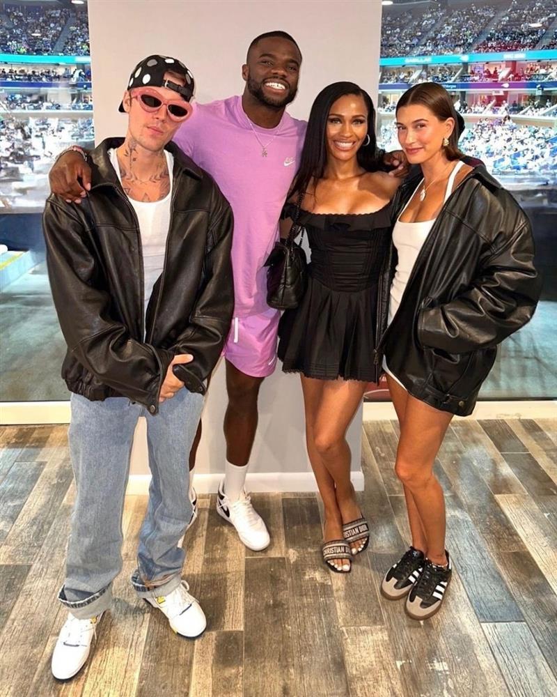 Justin Bieber lấy lại vẻ ngoài phong độ khi cùng bà xã Hailey Baldwin xuống phố-7