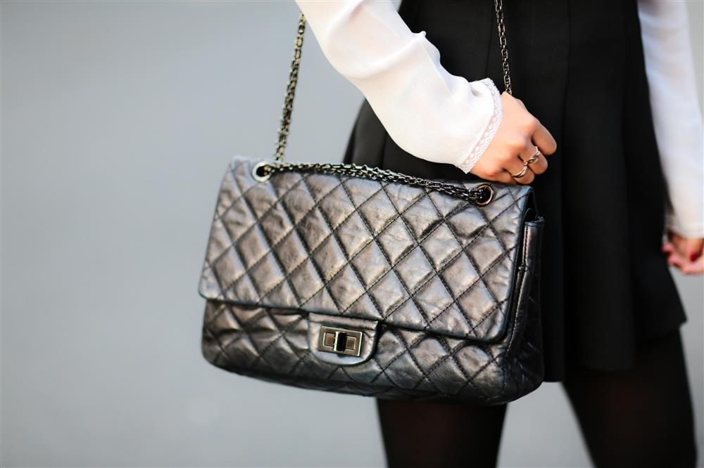 Ra mắt từ 68 năm trước, chiếc túi Chanel này vẫn cháy hàng liên tục-1
