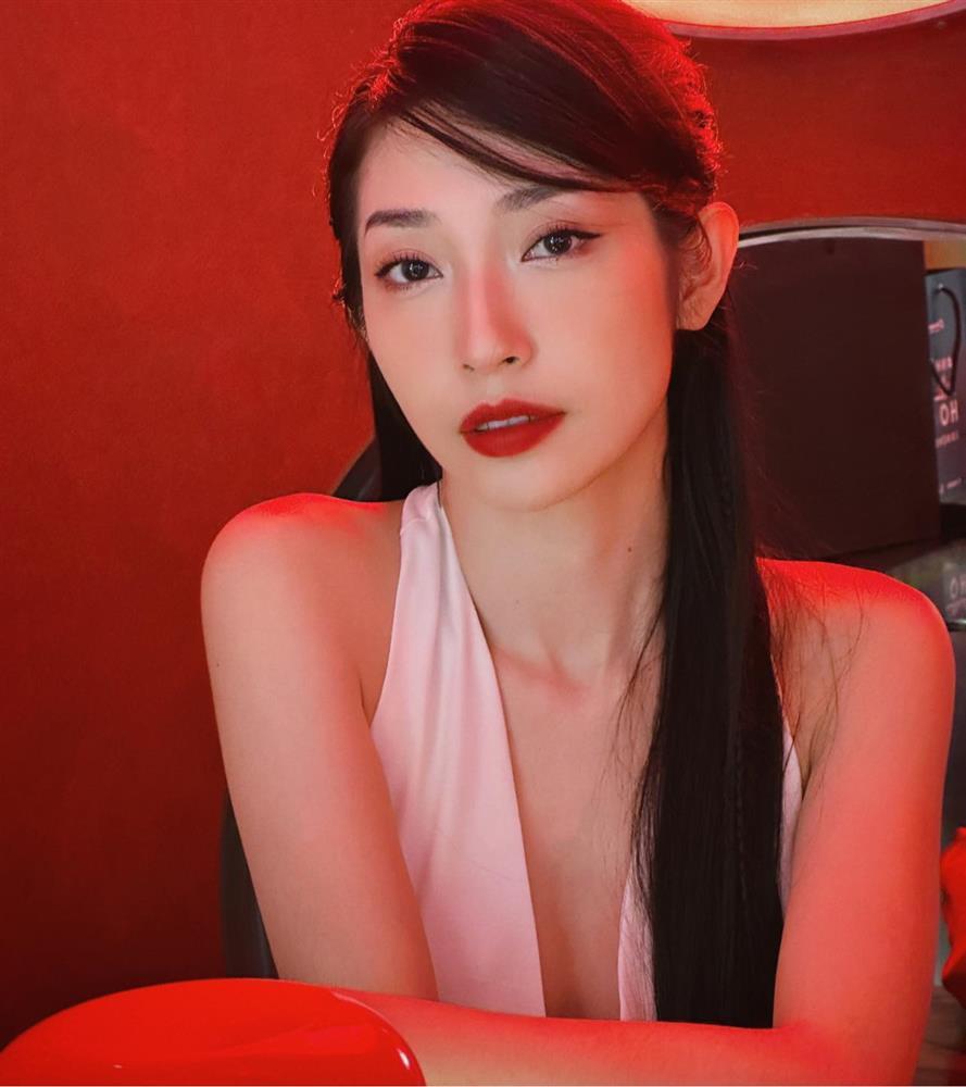 Tình cũ của Ngô Kiến Huy diện váy cắt xẻ khoe vóc dáng không mỡ thừa ở tuổi U40-1