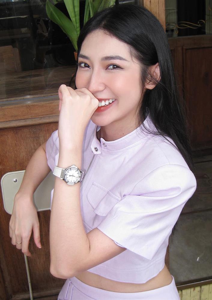 Tình cũ của Ngô Kiến Huy diện váy cắt xẻ khoe vóc dáng không mỡ thừa ở tuổi U40-2