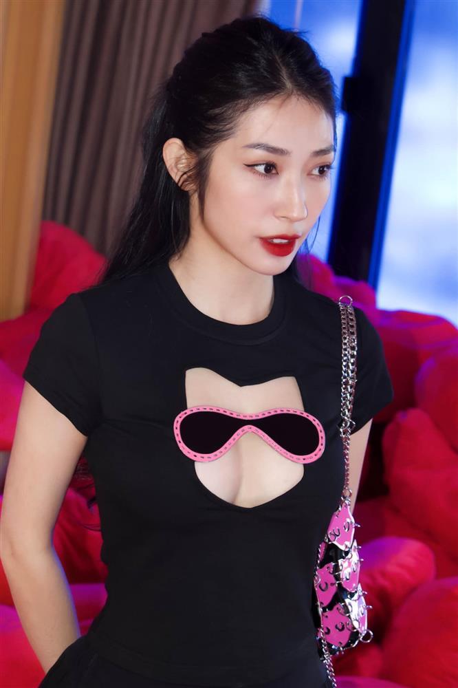 Tình cũ của Ngô Kiến Huy diện váy cắt xẻ khoe vóc dáng không mỡ thừa ở tuổi U40-5