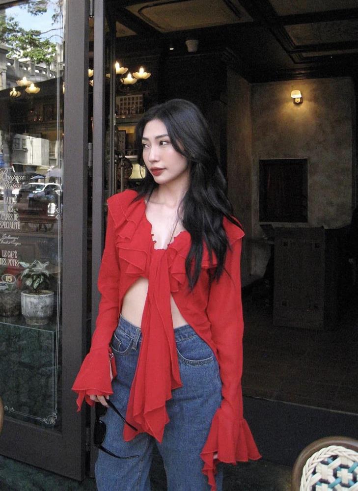 Tình cũ của Ngô Kiến Huy diện váy cắt xẻ khoe vóc dáng không mỡ thừa ở tuổi U40-6