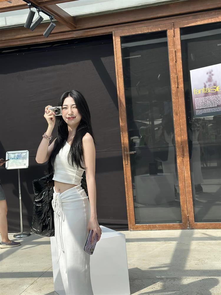 Tình cũ của Ngô Kiến Huy diện váy cắt xẻ khoe vóc dáng không mỡ thừa ở tuổi U40-8