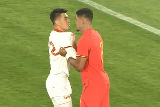 Báo Trung Quốc đề nghị FIFA phạt nặng pha thúc cùi chỏ của Tiến Linh