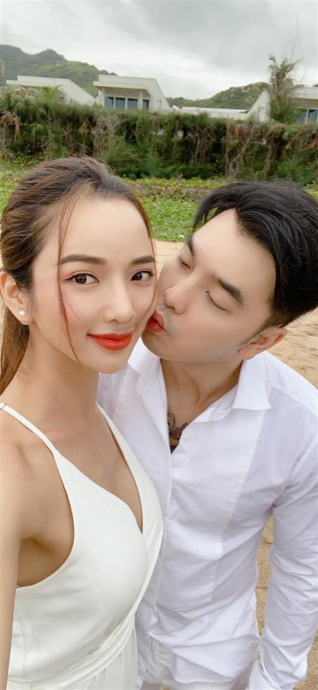 Vợ Ưng Hoàng Phúc hiếm hoi đăng ảnh áo tắm, tự tin khoe vùng bụng nhiều vết rạn-4