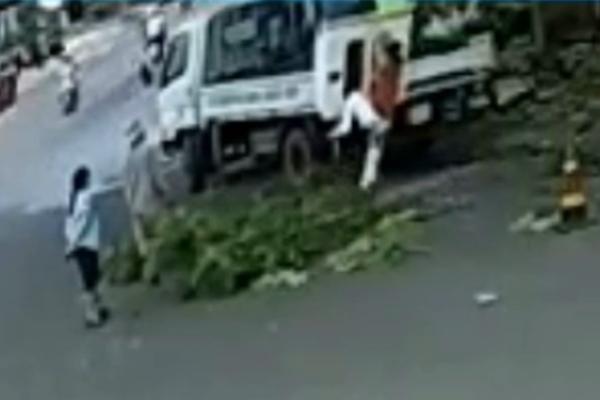 Tát nữ nhân viên công ty môi trường, bị phạt 6,5 triệu đồng-2