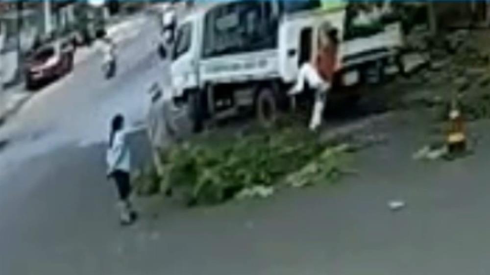 Nữ nhân viên Môi trường Đô thị bị hành hung khi đang làm nhiệm vụ-1