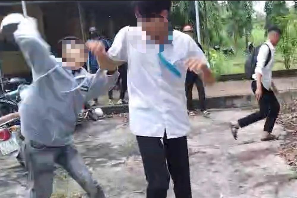 Nam sinh lớp 11 nhập viện vì bị bạn phang mũ bảo hiểm vào đầu-1