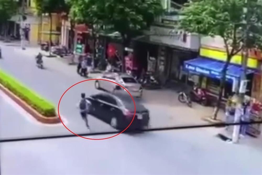 Học sinh cấp 2 gặp nạn vì chạy tạt đầu ô tô-1