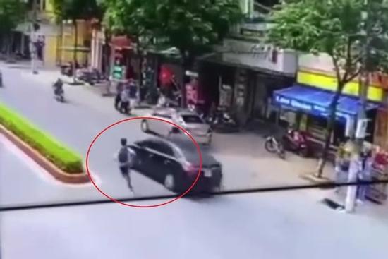 Học sinh cấp 2 gặp nạn vì chạy 'tạt đầu' ô tô