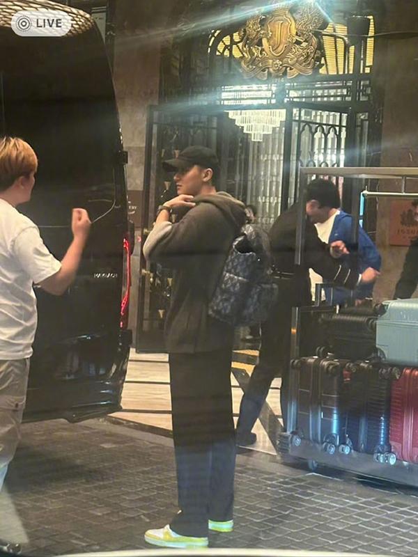 Hoàng Tử Thao tỏ tình với bạn gái ở hộp đêm Hàn Quốc-2