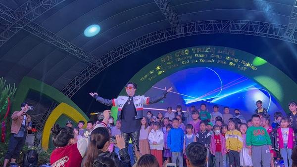 Bị nói hát sân khấu chuồng gà, Du Thiên và dàn sao phản ứng gay gắt-4