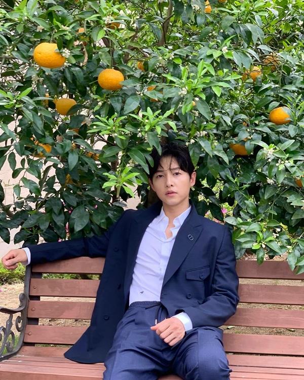 Song Joong Ki được khen trẻ trung hơn sau khi lên chức bố-2