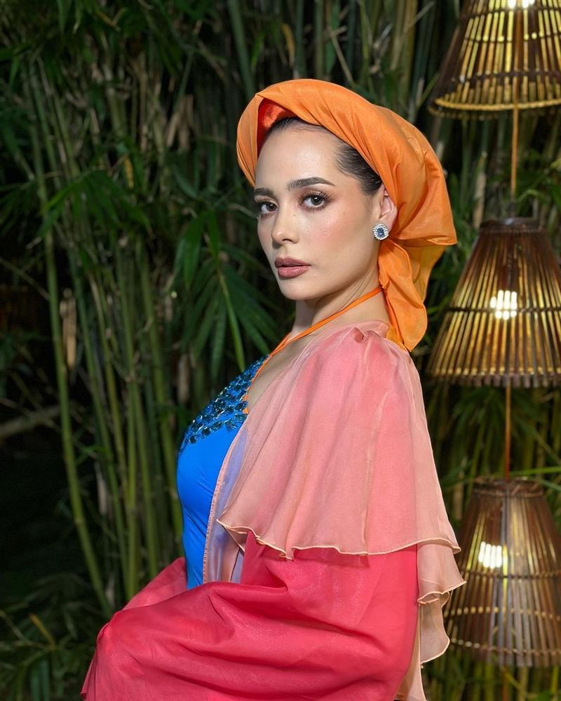 Người đẹp mất 40 giờ đồng hồ để tới Việt Nam thi Hoa hậu Hòa bình-7