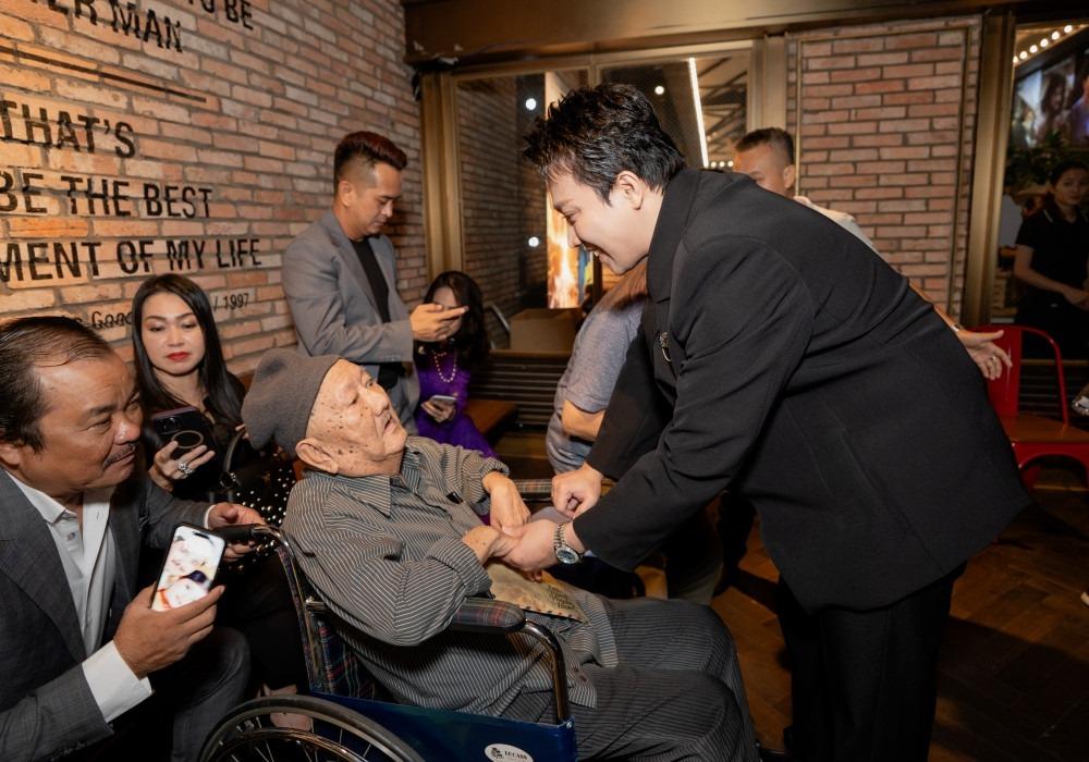 Trấn Thành đẩy xe lăn, xúc động hội ngộ nghệ sĩ Mạc Can-1