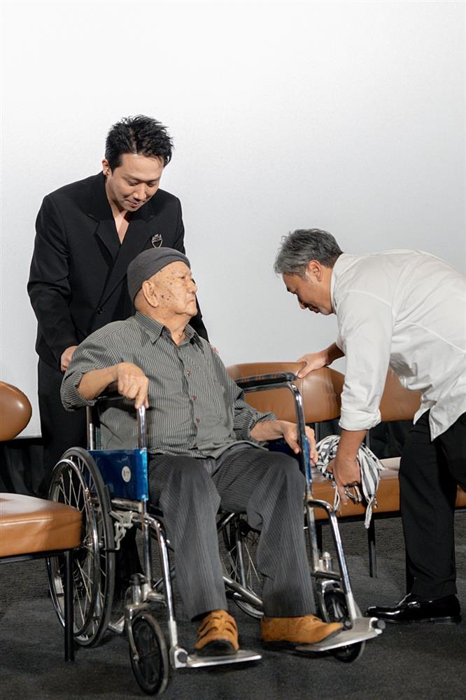 Trấn Thành đẩy xe lăn, xúc động hội ngộ nghệ sĩ Mạc Can-2