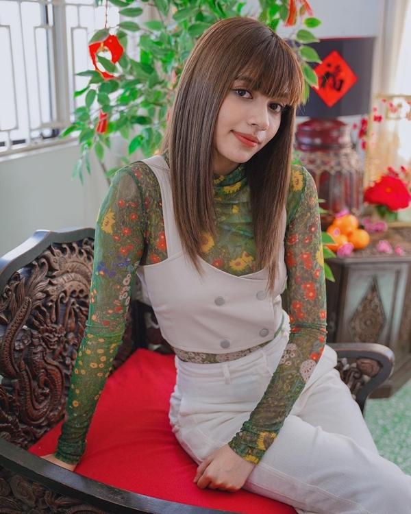 Nữ ca sĩ Malaysia gây sốt vì giống Lisa (BlackPink)-5
