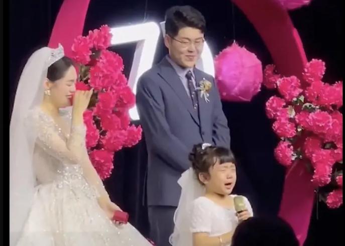 Ngày cưới chị gái, cô bé 6 tuổi nức nở dặn dò anh rể điều bất ngờ-1